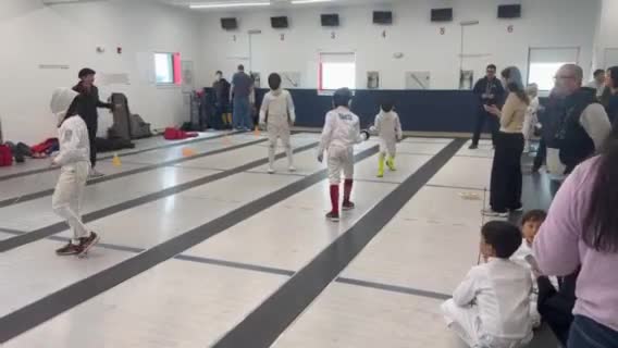黄色鞋子与对手距离拉开