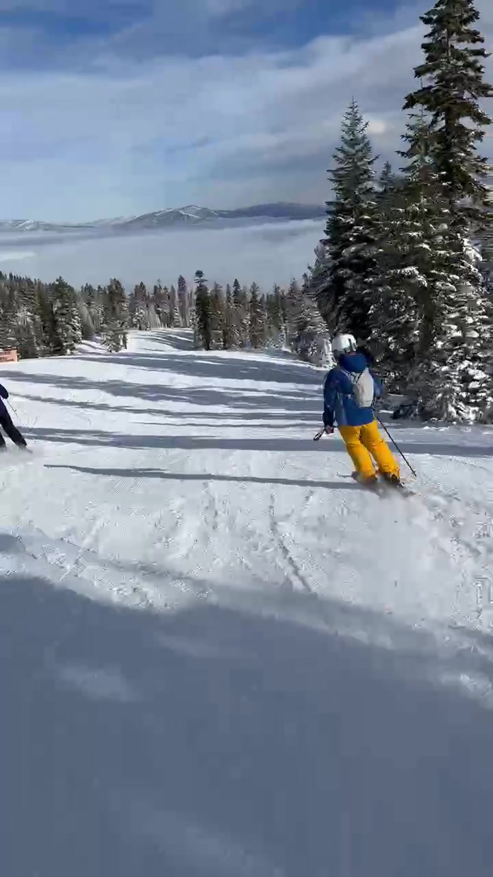 Kid skier large-turn edge phase
